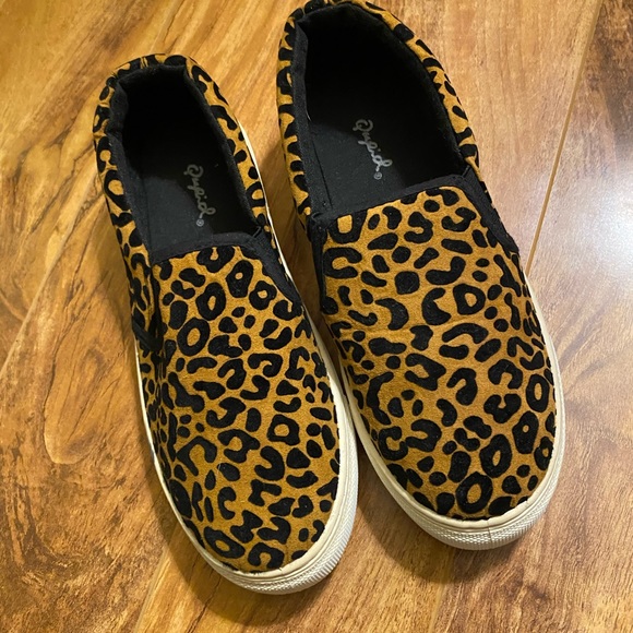 Leopard Print Slip-on Shoes - Picture 4 of 12